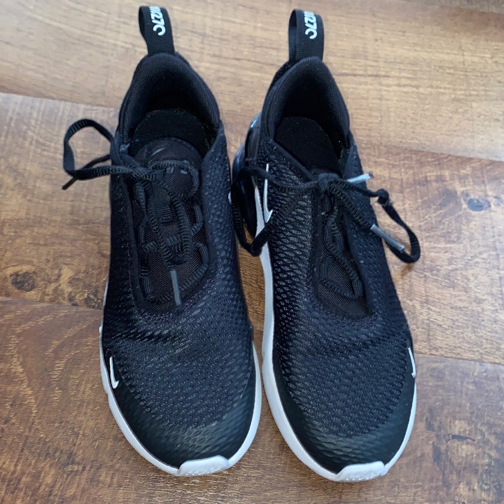 Boys Nike 270.
